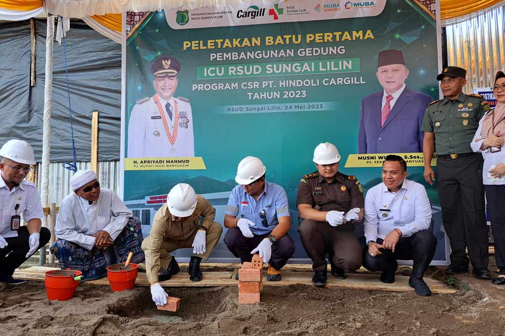 Drs. H. Apriyadi, M.Si, PJ. Bupati Musi Banyuasin melakukan  peletakan batu pertama pembangunan Gedung ICU RSUD Sungai Lilin bersama dengan Anton Asmara, Presiden Direktur, PT Hindoli.