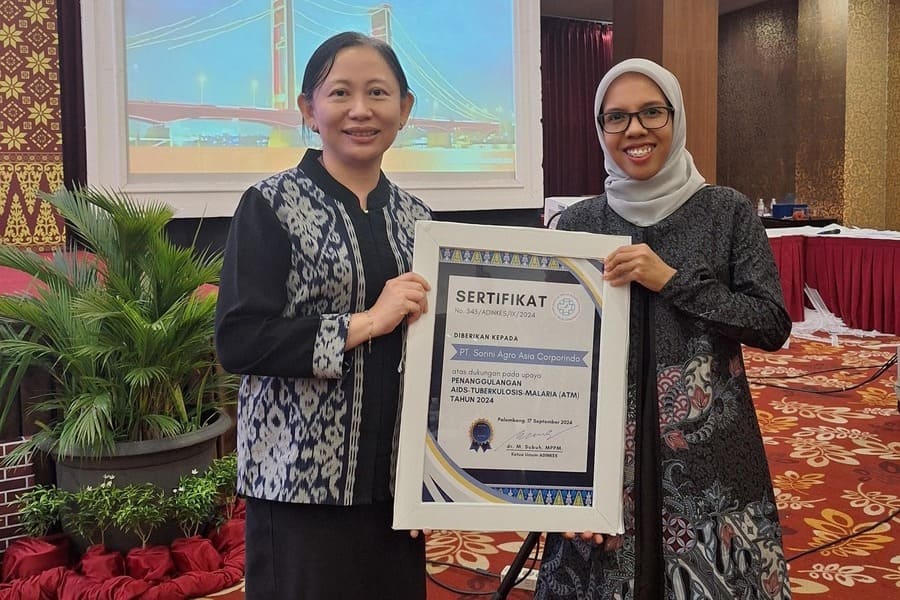 Penghargaan ADINKES diserahkan oleh Ibu Then Suyanti, Direktur Tata Kelola Kesehatan Masyarakat kepada Cargill 